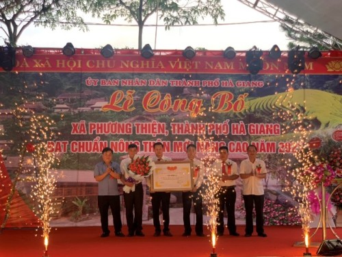 Thừa ủy quyền của Chủ tịch UBND tỉnh, lãnh đạo thành phố Hà Giang trao bằng công nhận xã Phương Thiện đạt chuẩn nông thôn mới nâng cao năm 2021