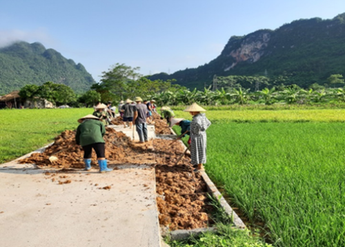 Nhân dân thôn Bản Tuỳ,xã Ngọc Đường, thành phố Hà Giang đóng góp ngày công xây dựng tuyến đường kiểu mẫu