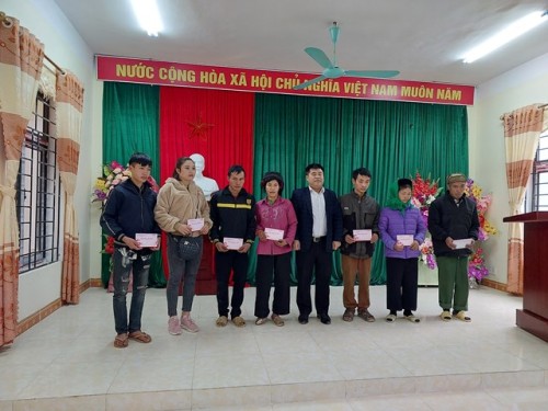 Đồng chí Đỗ Tấn Sơn tặng quà tết Nguyên đán 2023 cho hộ nghèo, hộ chính sách xã Nậm Dịch