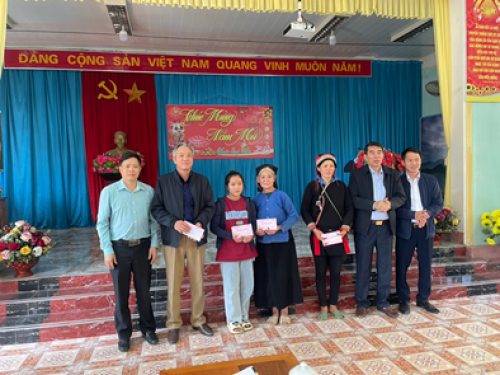 Đồng chí Nguyễn Đức Tính tặng quà cho 10 hộ nghèo của xã Mậu Duệ, huyện Yên Minh