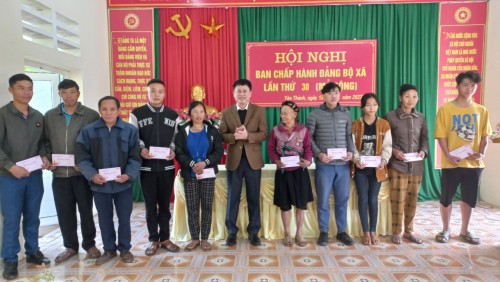 Đồng chí Nguyễn Ngọc Sơn tặng quà tết Nguyên đán 2023 cho hộ nghèo, hộ chính sách xã Yên Thành