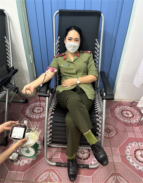 Trung uý Trần Thị Mơ hiến máu tại bệnh viên