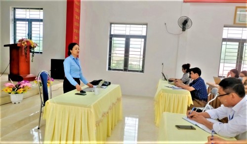 Đoàn kiểm tra công vụ của huyện kiểm tra tại xã Việt Hồng