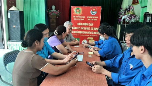 Việt Quang hỗ trợ hướng dẫn người dân cài đặt, sử dụng ứng dụng VneID