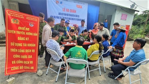 Công an huyện Bắc Quang tích cực hướng dẫn người dân cài đặt tài khoản định danh điện tử VNeID