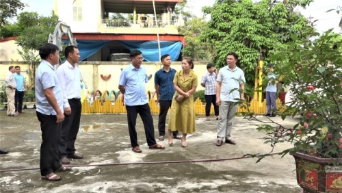 Đoàn công tác của huyện kiểm tra cơ sở vật chất tại trường mầm non Kim Ngọc