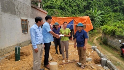 Chủ tịch UBND huyện Phùng Viết Vinh trao quà cho gia đình học sinh khó khăn tại xã Vinh Phúc