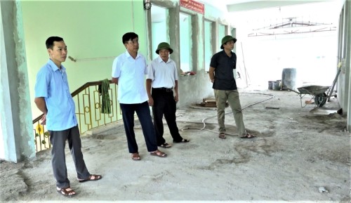 Chủ tịch UBND huyện Phùng Viết Vinh kiểm tra công trình xây dựng tại môt số xã trong huyện