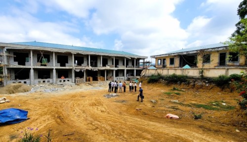 Phó Chủ tịch UBND huyện Bắc Quang Ngô Văn Hiếu kiểm tra tiến độ xây dựng trường chuẩn tại xã Vĩnh Phúc