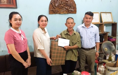 Trưởng Ban Dân vận Huyện ủy thăm tặng quà gia đình chính sách người có công nhân dịp Kỷ niệm 76 năm ngày Thương binh - Liệt sỹ