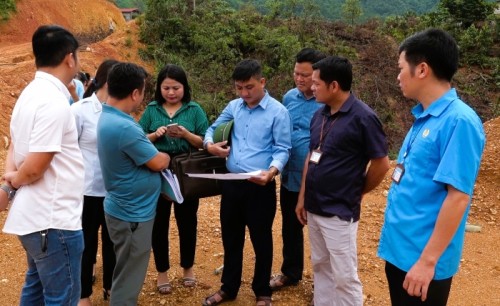 Phó Chủ tịch UBND huyện Bắc Quang kiểm tra mặt bằng các công trình xây dựng tại xã Đồng Tiến