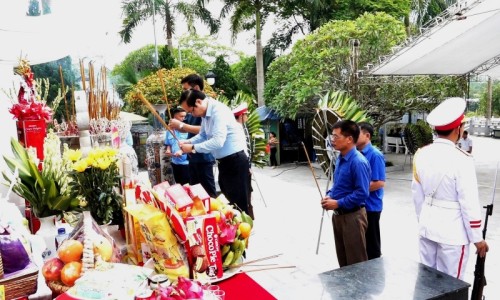 Đoàn địa biểu huyện Bắc Quang viếng Nghĩa trang Quốc gia Vị Xuyên