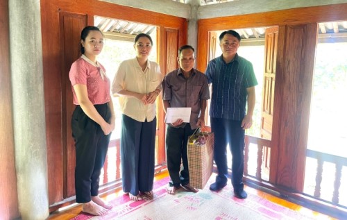 Trường Ban dân vận Huyện ủy Bắc Quang Thăm hỏi tặng quà người có công tại xã Hùng An