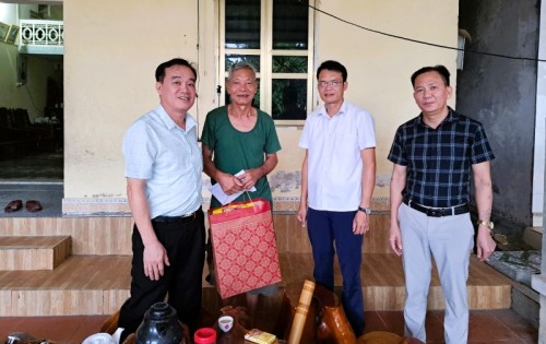 Thường trực HĐND huyện thăm, tặng quà các gia đình chính sách tại xã Tân Quang