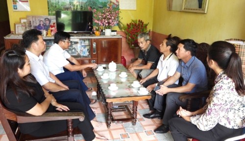 Chủ tịch UBND huyện Bắc Quang thăm hỏi và tặng quà các thương binh tại xã Vĩnh Tuy