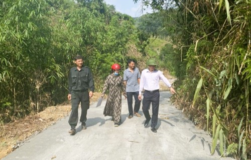 Chủ nhiệm Uỷ ban Kiểm tra Huyện uỷ kiểm tra tuyến đường xây dựng nông thôn mới tại xã Đông Thành
