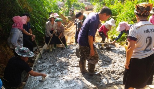 Nhân dân thôn Minh Hạ làm đường bê tông