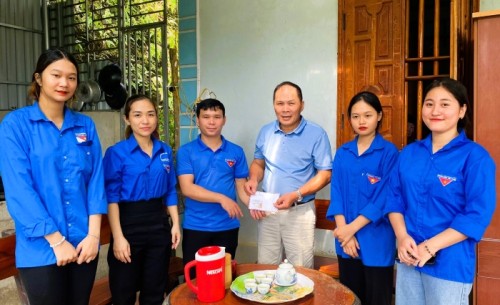 Đoàn Thanh niên thị trấn Vĩnh Tuy thăm hỏi, tặng quà cho các gia đình thương liệt sỹ