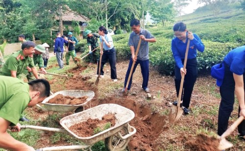 Lao động giúp đỡ gia đình thương binh tại xã Việt Hồng