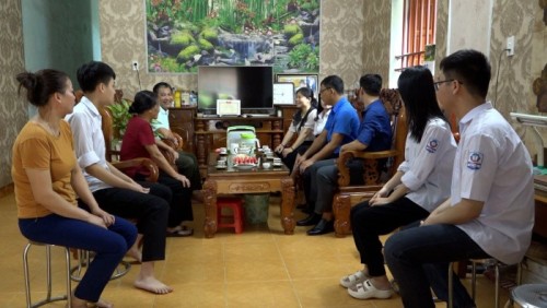 Nhà trường thăm gia đình em Nguyễn Trung Nghĩa tại Thị trấn Việt Quang