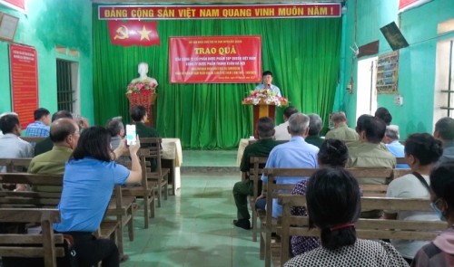 Lãnh đạo huyện Bắc Quang dự trao quà nạn nhân da cam tại xã Quang Minh