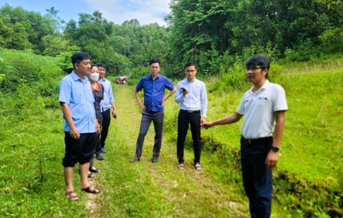 Phó chủ tịch UBND huyện Nguyễn Đàm Thuyên làm việc với các hộ dân về quy hoạch bãi đổ vật liệu thừa đường cao tốc Tuyên Quang – Hà Giang