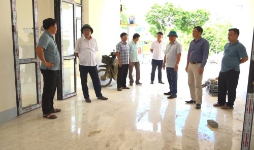 Chủ tịch UBND huyện Phùng Viết Vinh kiểm tra các công trình xây dựng tại các địa phương