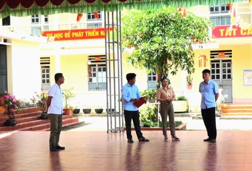 Phó chủ tịch Thường trực UBND huyện Ngô Văn Hiếu kiểm tra công tác chuẩn bị năm học mới tại các xã