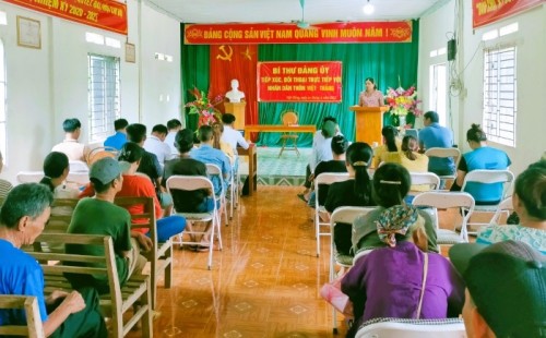 Bí thư Đảng ủy xã Việt Hồng đối thoại với nhân dân thôn Việt Thắng