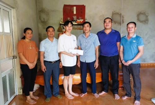 Xã Việt Vinh tặng quà thủ khoa tổ hợp C00 tỉnh Hà Giang