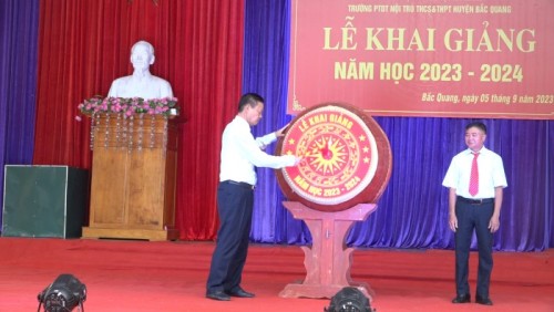 Phó Bí thư Tỉnh uỷ, Chủ tịch UBND Tỉnh Nguyễn Văn Sơn dự Lễ khai giảng năm học mới tại Trường PTDT nội trú THCS &THPT Bắc Quang