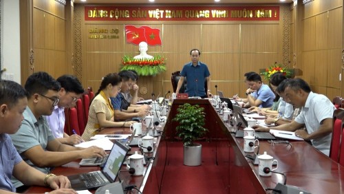 Bí thư Huyện uỷ, Chủ tịch HĐND huyện Hà Việt Hưng kết luận phiên họp