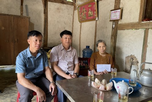 Phó Chủ tịch Thường trực UBND huyện Bắc Quang Ngô Văn Hiếu tặng quà người cao tuổi tại thị trấn Vĩnh Tuy