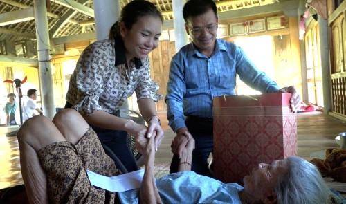 Phó Bí thư Thường trực Huyện ủy Lương Tiến Dũng thăm, tặng quà người cao tuổi và hộ nghèo xã Quang Minh