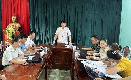 Phó Chủ tịch Thường trực UBND huyện Bắc Quang Ngô Văn Hiếu kiểm tra công tác điều tra hộ nghèo tại 02 xã Tân Thành, Việt Vinh