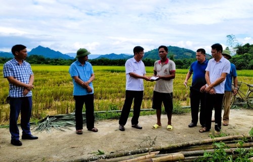 Chủ tịch UBND huyện Phùng Viết Vinh thăm, động viên gia đình bị hỏa hoạn tại xã Vĩnh Phúc
