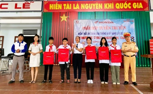 Công an huyện Bắc Quang tuyên truyền ATGT tại Trường THCS NguyễnTrãi