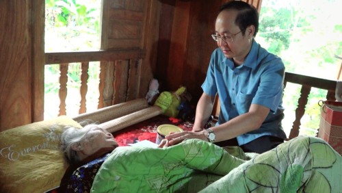 Bí thư Huyện uỷ, Chủ tịch HĐND huyện Hà Việt Hưng thăm tặng quà người cao tuổi và người nghèo xã Hùng An