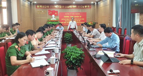 Bí thư Huyện uỷ, Chủ tịch HĐND huyện Hà Việt Hưng kết luận buổi làm việc