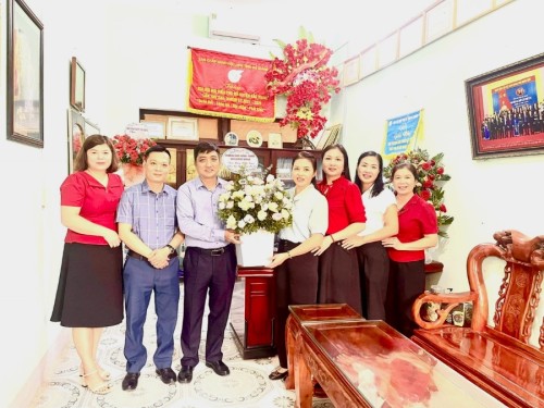 Phó chủ tịch UBND huyện Nguyễn Đàm Thuyên chúc mừng Hội LHPN huyện nhân ngày 20-10