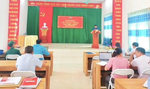 Đảng bộ xã Việt Hồng tổ chức Lễ trao tặng Huy hiệu Đảng cho đảng viên