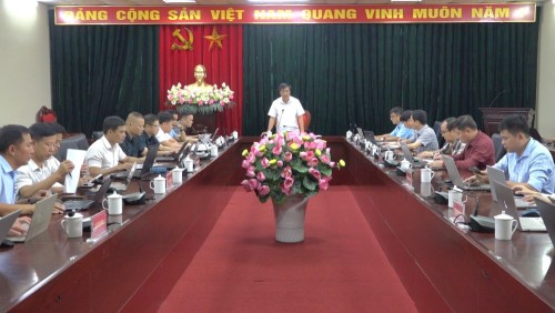 chủ tịch UBND huyện Phùng Viết Vinh kết luận cuộc họp