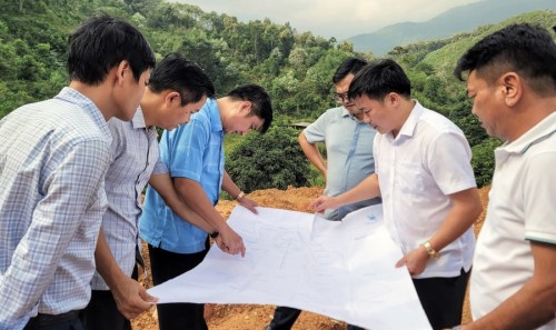 Phó Chủ tịch UBND huyện Nguyễn Đàm Thuyên làm việc giải quyết vướng mắc liên quan đến việc thu hồi đất thực hiện Dự án xây dựng Nghĩa trang nhân dân thị trấn Việt Quang