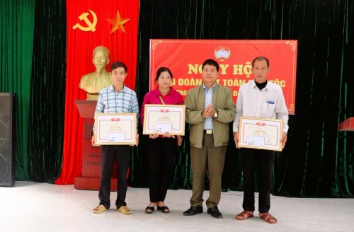 Chủ tịch UBND huyện Phùng Viết Vinh dự ngày hội ĐĐK thôn Khuổi Trì xã Đông Thành