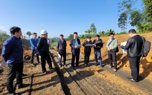Phó chủ tịch UBND huyện Nguyễn Đàm Thuyên kiểm tra vị trí xây dựng Trạm dừng nghỉ cao tốc Tuyên Quang – Hà Giang