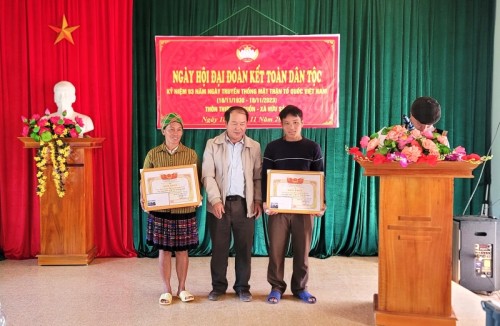 Đồng chí Nguyễn Công Viên dự ngày đại đoàn kết thôn Thượng Nguồn xã Hữu Sản