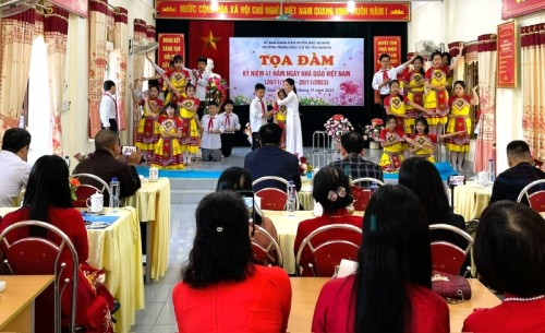 Chủ tịch UBND huyện huyện Bắc Quang Phùng Viết Vinh dự ngày 20/11 tại Trường Trung học cơ sở Tân Quang