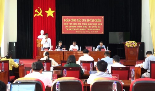 Chủ tich UBND huyện Phùng Viết Vinh gợi ý thảo luận tại buổi làm việc