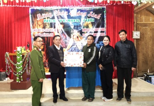 Trưởng Ban Tuyên giáo Huyện ủy thăm và tặng quà nhân dịp Lễ giáng sinh năm 2023