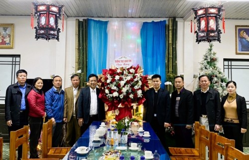 Đoàn đại biểu huyện Bắc Quang chúc mừng Lễ Giáng sinh tại nhà thờ Giáo xứ Tân Quang